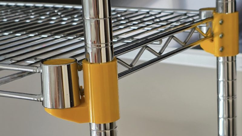 Στήριγμα CoolRack τοποθετημένο σε ορθοστάτη συρμάτινης ραφιέρας